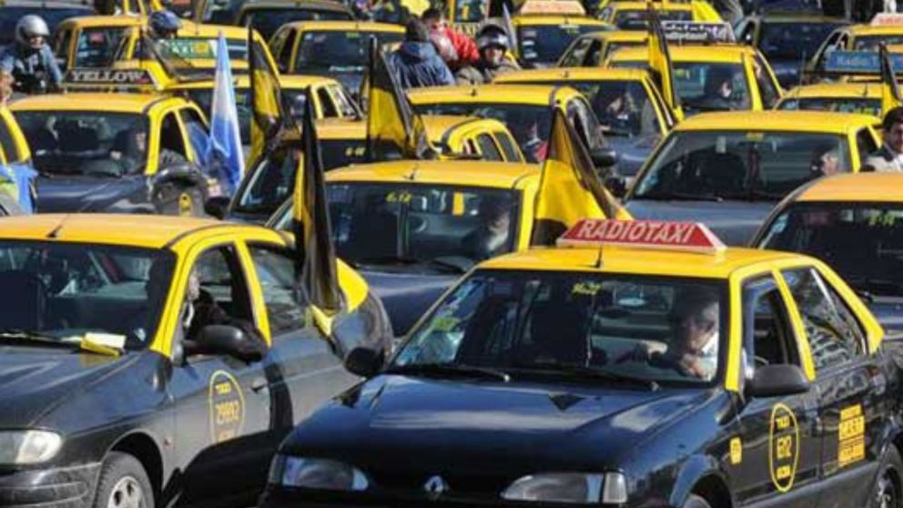 Los gremios del sector criticaron la medida de desregular el transporte interjurisdiccional y advierten sobre su impacto negativo