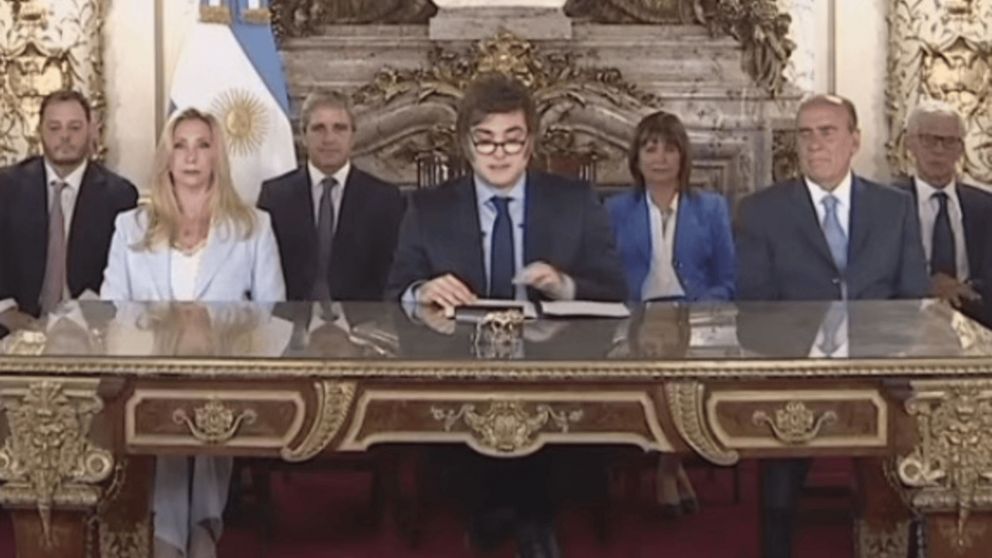 Javier Milei, en cadena nacional, junto a Karina Milei, Guillermo Francos, Luis Caputo y Patricia Bullrich.