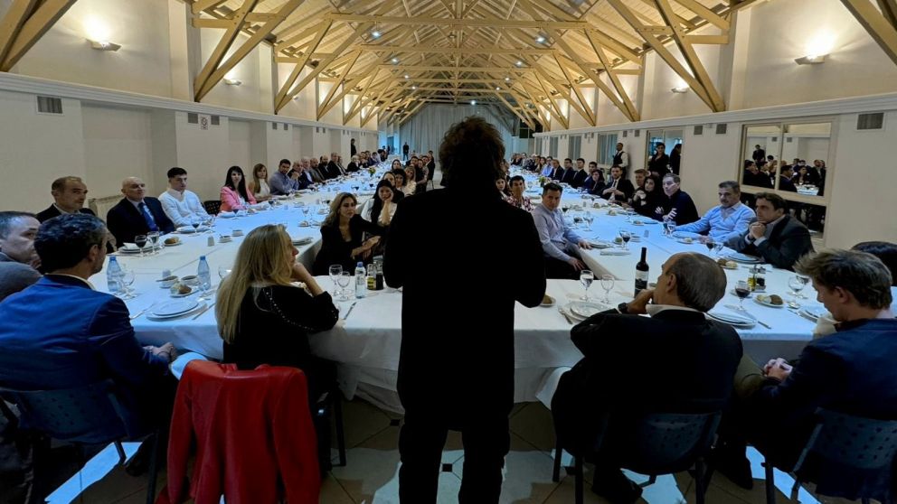Javier Milei invitó a cenar a cuatro gobernadores: Osvaldo Jaldo, Raúl Jalil, Gustavo Sáenz y Hugo Passalacqua.