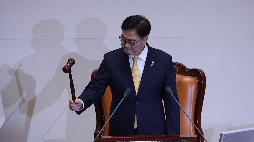 El presidente de la Asamblea Nacional, Woo Won-shik, al iniciar la sesión