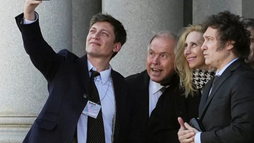 Santiago Caputo y Karina Milei conformanel "triángulo de hierro" con el presidente