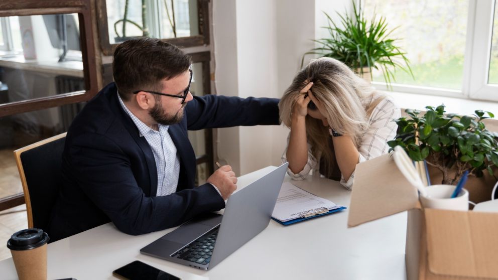 Qué hacer cuando un compañero de trabajo quiere "pisar tu cabeza", según los expertos