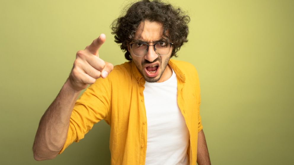 Qué significa que una persona se enoje todo el tiempo por todo, según la psicología