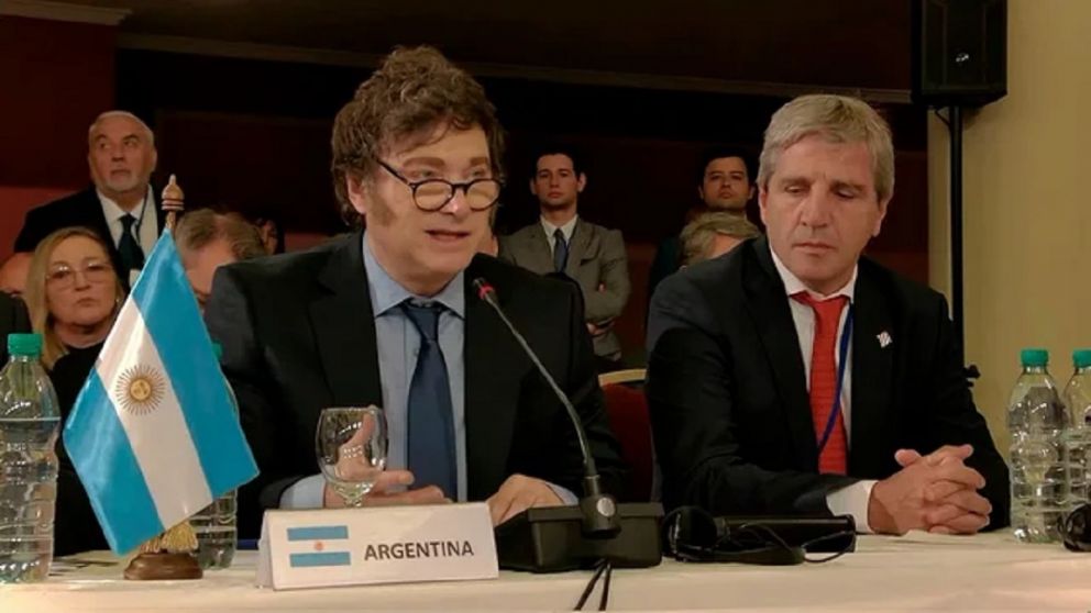 El presidente Javier Milei junto al ministro Luis Caputo, cr�ticos del funcionamiento del Mercosur