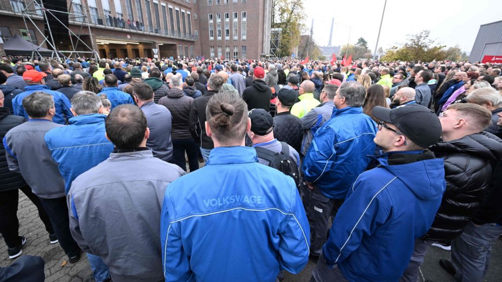 Los trabajadores abuchearon al CEO de Volkswagen, quien dijo que no vive en un "mundo de fantas�a"
