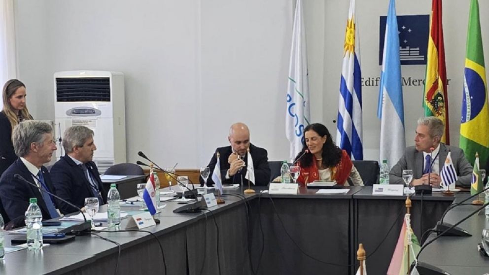El ministro de Economía Luis Caputo, con el titular del BCRA Santiago Bausili en la reunión del Mercosur en Uruguay