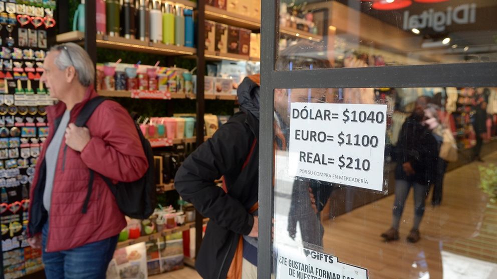 El dólar oficial pasó de 400 a 800 pesos en los primeros días del Gobierno de Milei