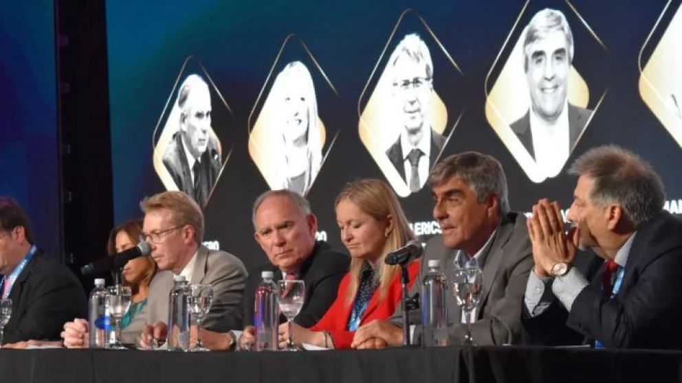  M�s de 650 referentes de la miner�a participan del �Argentina Oro, Plata y Cobre�, el evento clave para proyectar el futuro del sector. Women in Mining Argentina marc� el inicio de la jornada con un enfoque en la inclusi�n y la renovaci�n de su presidenc