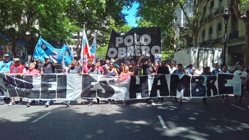 Organizaciones sociales realizaron una olla popular frente al Congreso y marcharon a Capital Humano en demanda de alimentos.