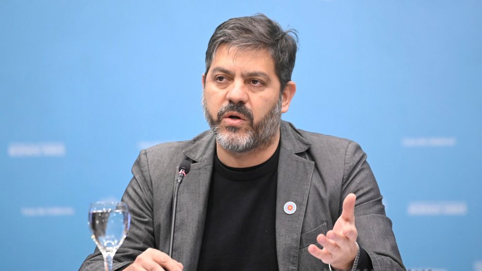 El ministro Carlos Bianco volvió a marcar diferencias con el gobierno de Javier Milei