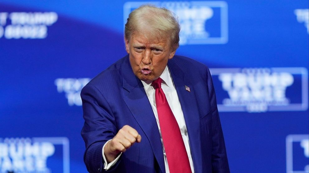 "La idea de que los BRICS intenten apartarse del dólar mientras nosotros nos quedamos de brazos cruzados se acabó", afirmó Trump