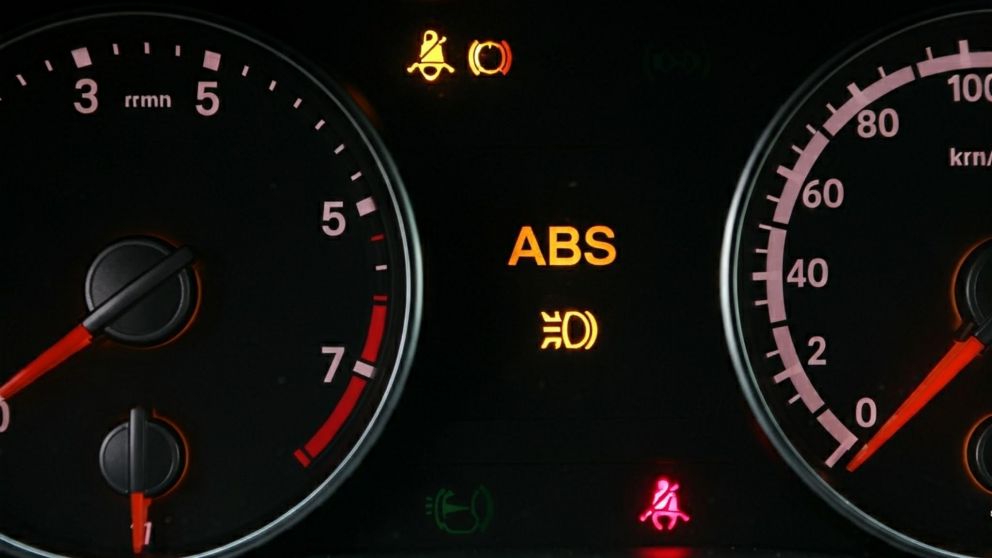 Qué significa la luz del ABS encendida en el tablero del auto