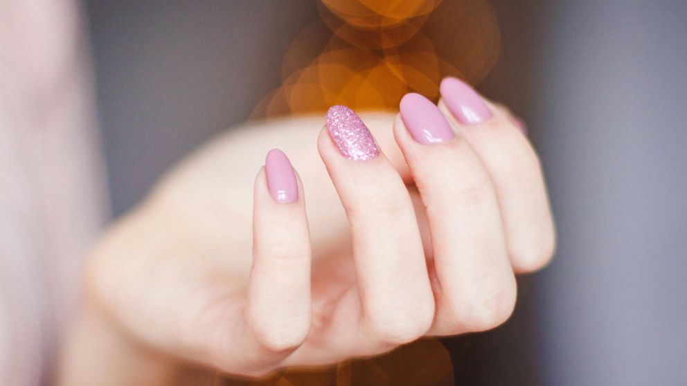 La manicura con gel ya no es tendencia: la nueva técnica para las uñas en 2025