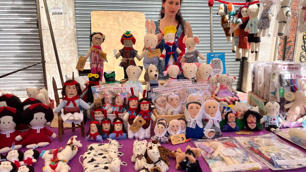 Desde kit para armar muñecos a macetas y bijouterie en la feria de San Telmo.