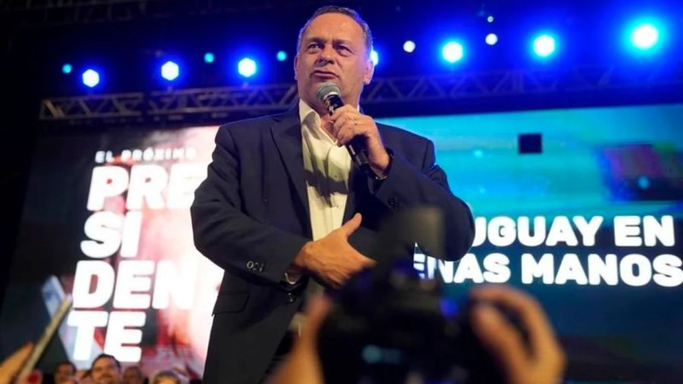 Yamandú Orsi lleva al Frente Amplio de vuelta al gobierno uruguayo