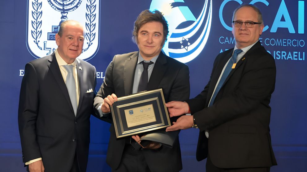El presidente Javier Milei recibio una distinci�n del embajador Sela y de Mario Montoto.