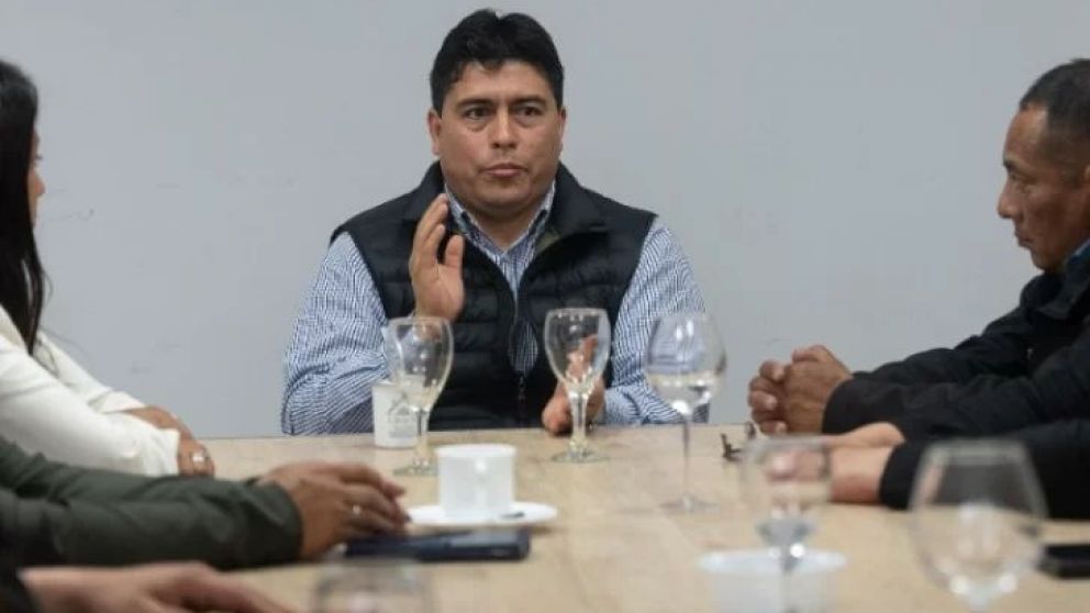 En el marco de reuniones con autoridades locales, el gobernador Claudio Vidal destacó la importancia de mantener la paz social y denunció maniobras que afectan la actividad pesquera, comprometiéndose a demandar por las pérdidas y garantizar el desarrollo