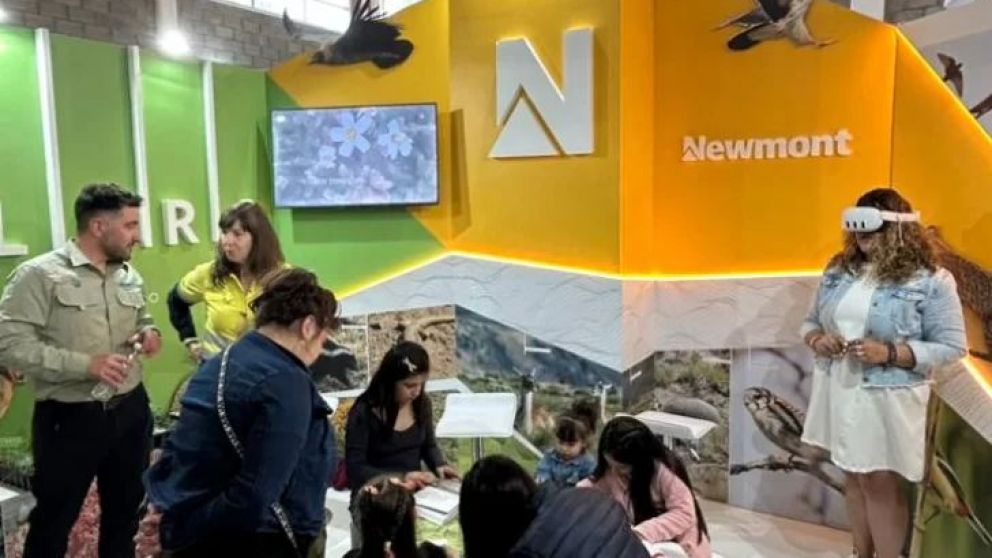 La empresa dedica un stand, inspirado en el entorno natural de Cerro Negro, para exponer las iniciativas orientadas a proteger las especies de flora y fauna que habitan la región.