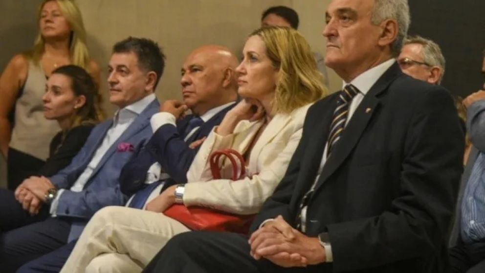 El vicepresidente del Grupo Olmos, Marcelo Carbone, junto al contador y presidente Ra�l Olmos, la doctora Alicia Canga, Presidenta de Red Dialmed y el m�dico cirujano Roberto R. Favaloro presentes en el simposio (Pablo Vill�n/Cr�nica).