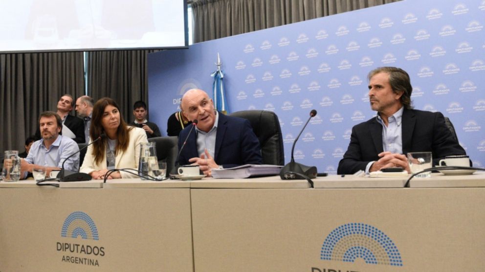 La oposición sigue presionando por la presencia de Caputo