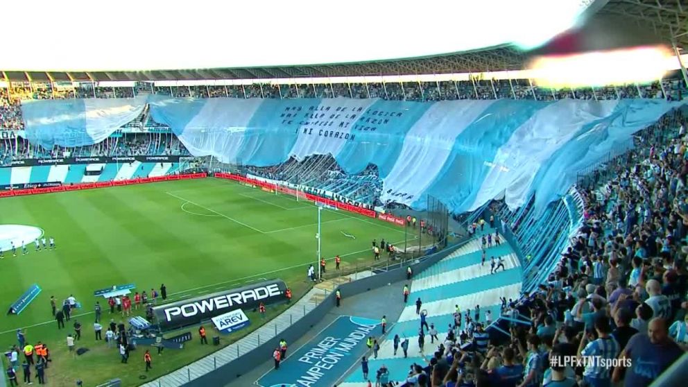 Los hinchas de La  Academia lo dan todo por ir a Paraguay a ver la final de la Copa Sudamericana