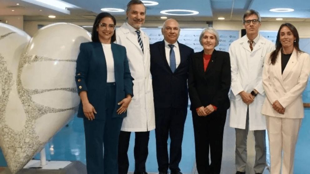 Natalia Olmos, directora de Comunicación y Relaciones Institucionales de Grupo Olmos; Oscar Mendiz, director ejecutivo de Fundación Favaloro; Raúl Olmos, presidente de Grupo Olmos; Liliana Favarolo, presidente del Consejo de Administración de FF; Sebastiá