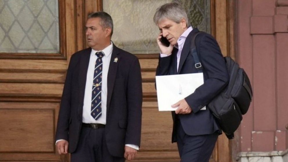 Desreguló, subió y se quejó: el ministro de Economía se enojó por lo que paga de teléfono celular