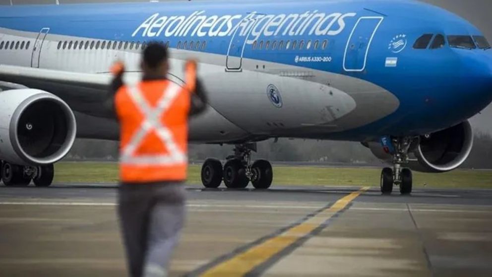Javier Milei declaró al servicio aerocomercial como "esencial", tras los paros de Aerolíneas Argentinas