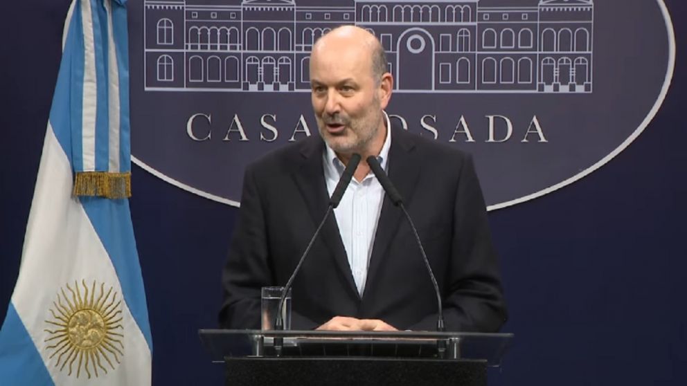 Federico Sturzeneger, ministro de Desregulación, abrirá la competencia al servicio de carga