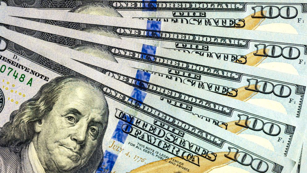 Fue a votar para presidente de Uruguay, se EQUIVOCÓ de bolsillo y metió 600 DÓLARES en la urna.