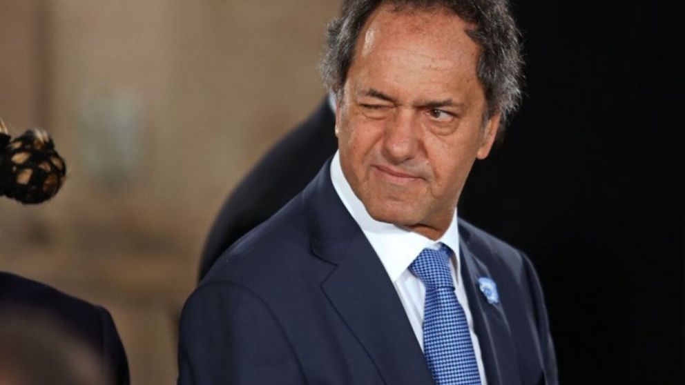 Daniel Scioli le hizo un gui�o a Javier Milei y lo compar� con "El Dibu" Mart�nez