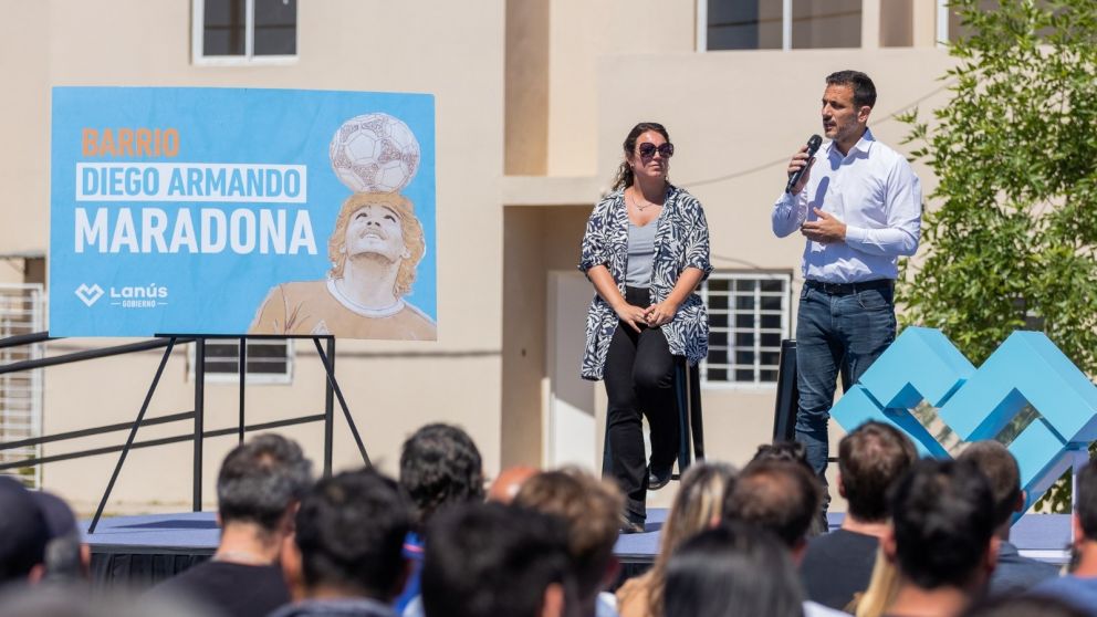Julián Álvarez entregó viviendas en Lanús.