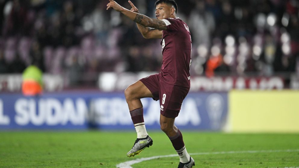 NOTICIAS ARGENTINAS BAIRES, ABRIL 11: Walter Bou festeja el segundo gol de Lanús ante Deportivo Garcilaso. Foto NA: PRENSA LANÚS