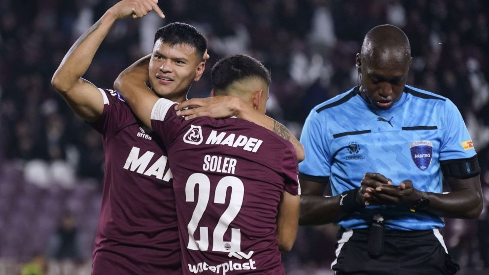 NOTICIAS ARGENTINAS BAIRES, MAYO 15: Walter Bou festeja con sus compañeros durante el partido que Lanús juega con Metropolitanos. Foto NA: CONMEBOL