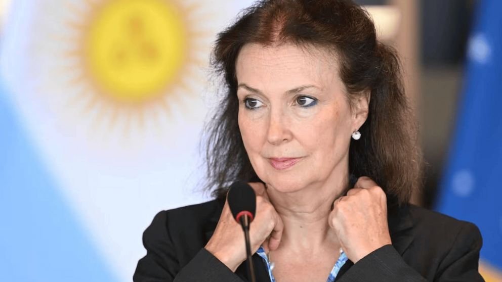 Echaron a Diana Mondino