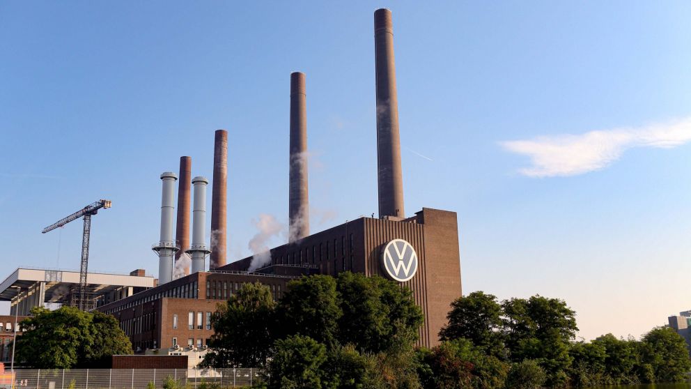 Volkswagen sufre caída de beneficios y busca recortar costos
