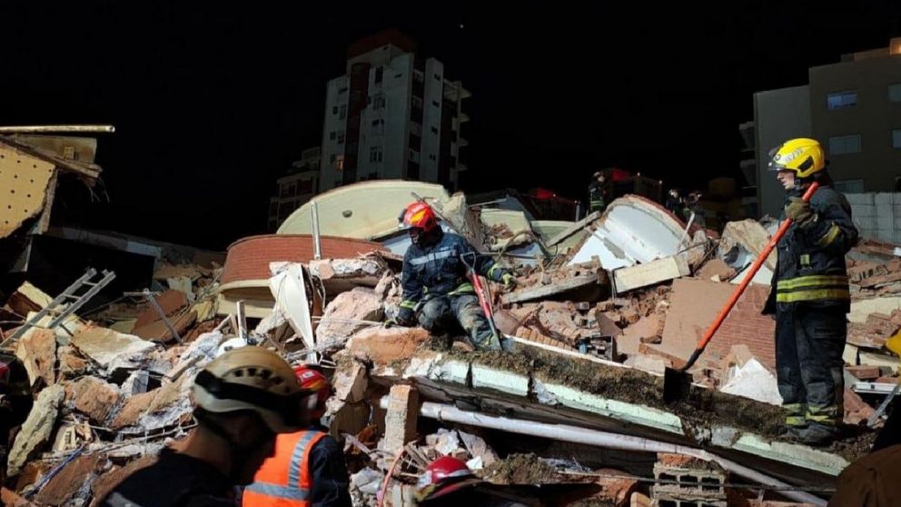 Se derrumbó un hotel en Villa Gesell: hay un muerto y siete desaparecidos