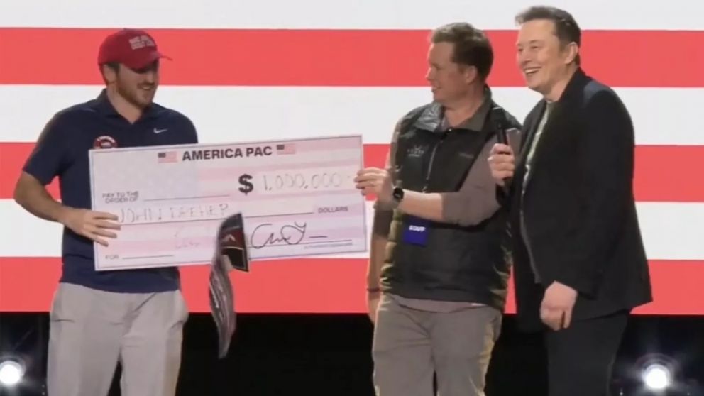 Musk ya lleva varios cheques entregados a votantes republicanos