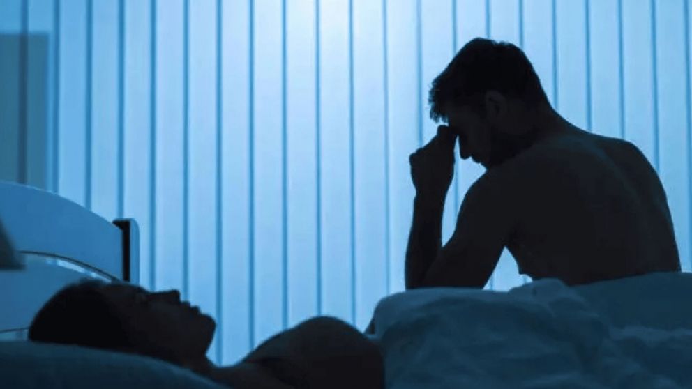 ¿Qué causa la interrupción del sueño en la madrugada?