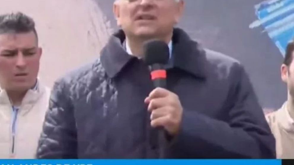  El presidente de YPF habl� frente a decenas de trabajadores del sector petrolero en Chubut durante el traspaso del yacimiento Tr�bol-Escalante, ubicado en el sur de Chubut.