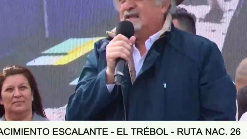 El intendente de Comodoro Rivadavia, Othar Macharashvili, estuvo presente en el acto de traspaso del yacimiento El Trébol-Escalante por parte de YPF a PECOM. "Estos yacimientos convencionales han dado muchísimo a nuestras familias, a nuestra ciudad, a nu