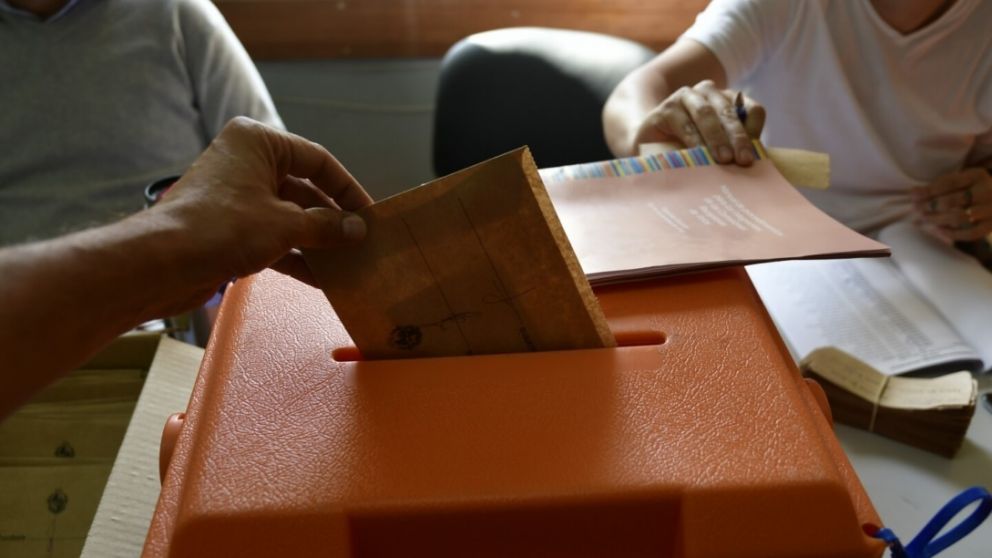 Unos 2,7 millones de uruguayos pueden votar hoy