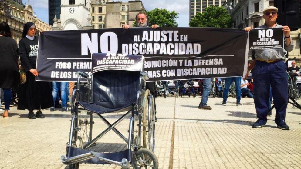 El Gobierno avanzar� con la baja de 200 mil pensiones por discapacidad