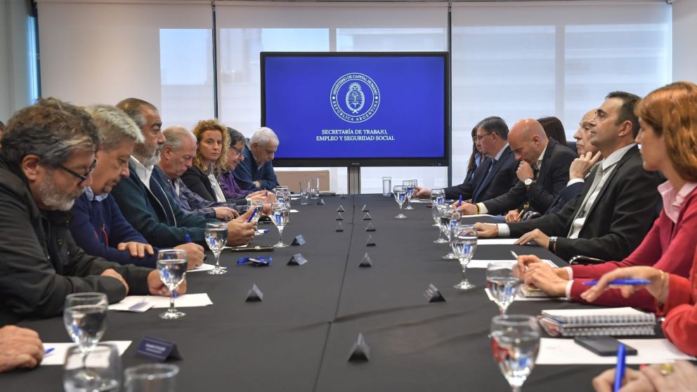 El Gobierno debate con gremios y empresas el alcance de la prohibici�n de bloqueos