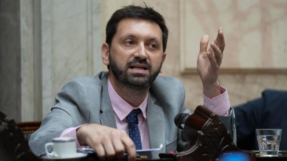 Con fuertes críticas a De Loredo, el nuevo bloque radical oficializó su nombre