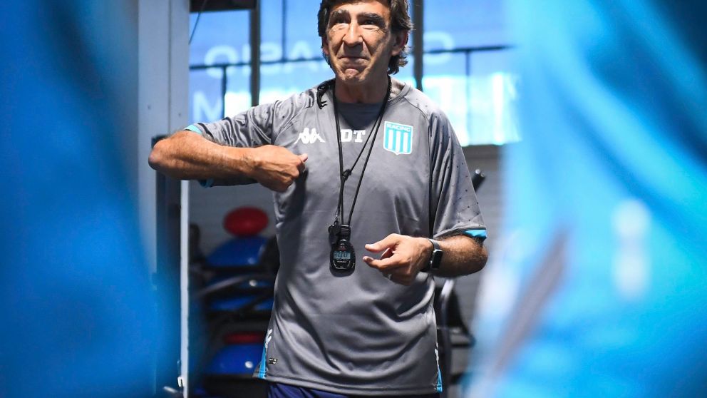 zzzznacd2NOTICIAS ARGENTINAS BAIRES, ENERO 2: El nuevo director tecnico de Racing, Gustavo Costas, arrancó el trabajo de pretemporada con el plantel. Foto NA: PRENSA RACINGzzzz