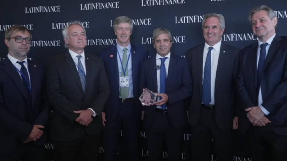Luis Caputo recibió la distinción al “Ministro de Finanzas del año” que otorga la revista LatinFinance.