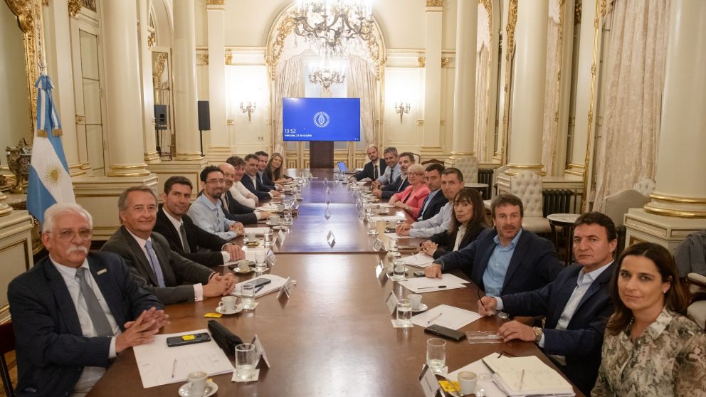 Con Santiago Caputo, inauguraron la mesa parlamentaria de esta tarde con la UCR, el PRO y el MID.