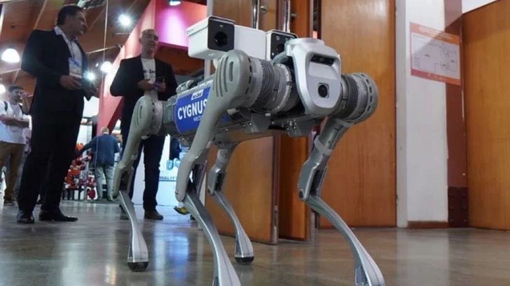 Federico Condorelli, integrante de la empresa BigDipper, habló con La Opinión Austral sobre uno de los atractivos que se hicieron presentes en el primer día de la AOG Patagonia 2024: los perros robots.
