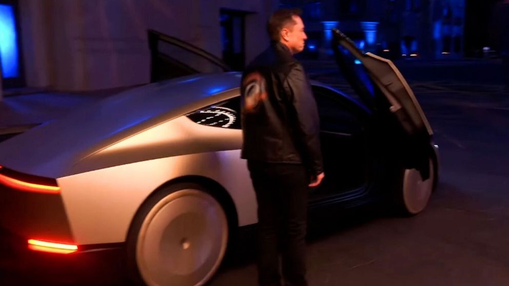 Productora denuncia a Elon Musk por plagio al presentar el nuevo Tesla